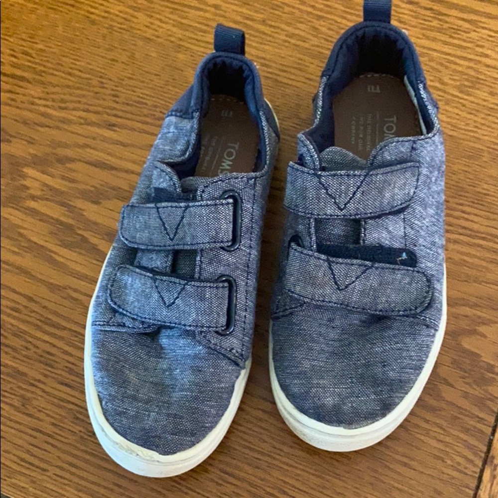 Boys Velcro Tom’s sneakers